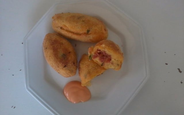 Bolinho de mandioca com calabresa