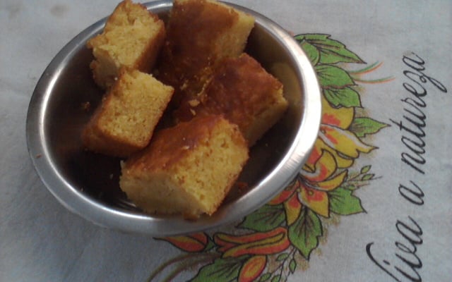 Bolo de fubá pré-cozido com queijo Mineiro