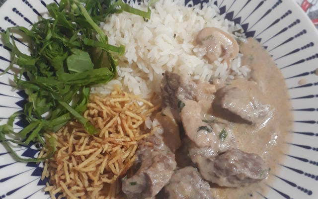 Estrogonofe de vinho tinto e champignon