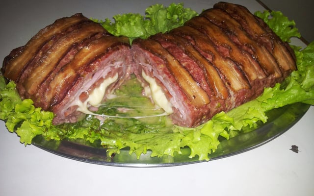 Rocambole de carne moída com linguiça