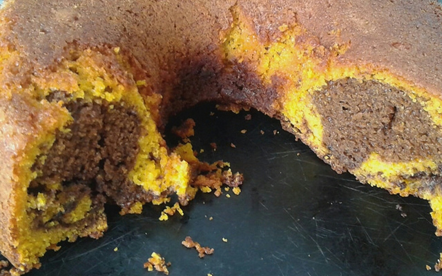 Bolo de cenoura mesclado com chocolate de liquidificador