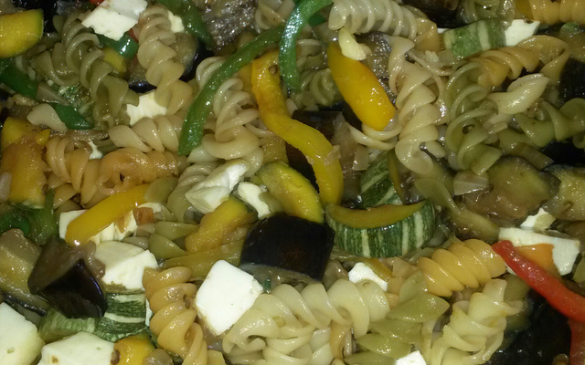 Macarrão rápido com beringela e mussarela