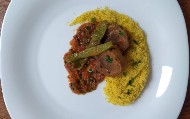 Língua ao sugo com vagem e farofa de milho