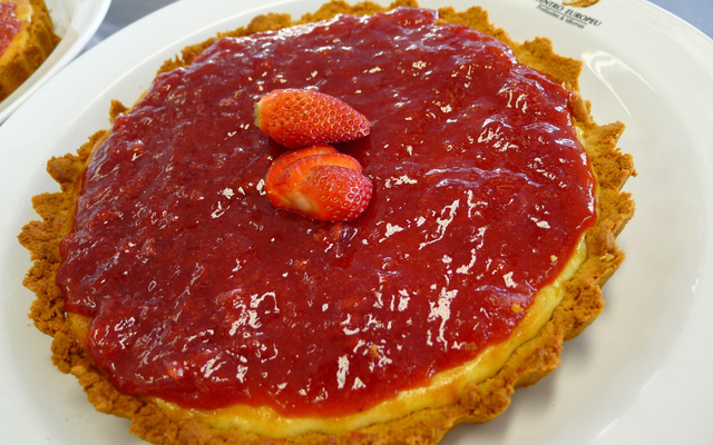 Cheesecake com molho de morangos