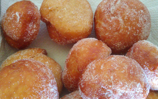 Sonho com recheio de doce de leite