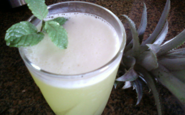 Suco de casca de abacaxi com hortelã