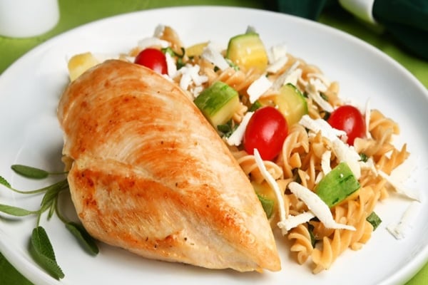 Filé de frango grelhado com salada de macarrão integral