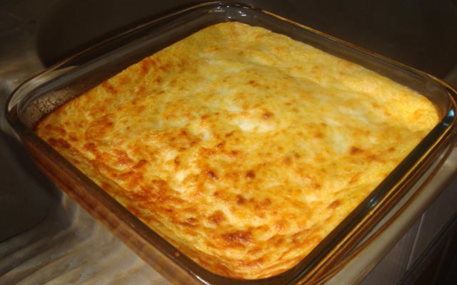 Souflé cremoso de milho e queijo