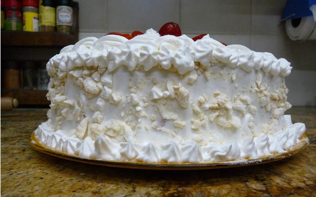 Bolo merengue de morango