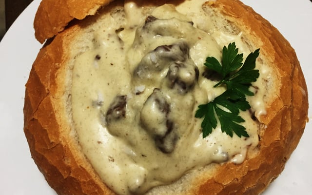 Filé ao molho gorgonzola no pão italiano