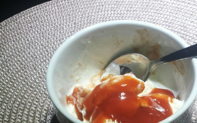 Sorvete de queijo com calda de goiabada