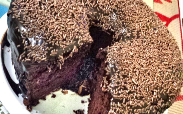 Bolo fofinho de chocolate com cobertura cremosa.