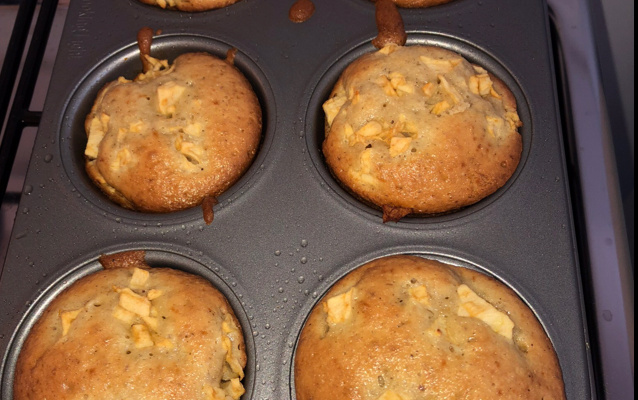 Bolo super fácil de maçã com noz-moscada