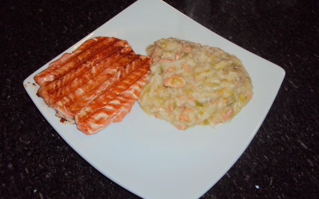 Risoto cremoso de salmão e alho poró