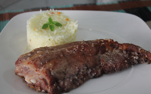 Costelinha de Porco no Mel e Sal Grosso