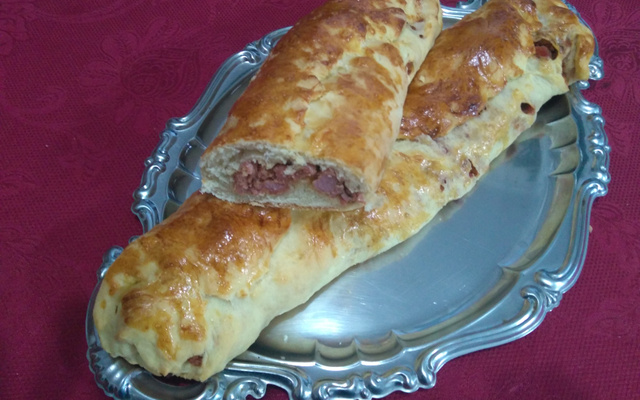 Pão caseiro recheado com linguiça