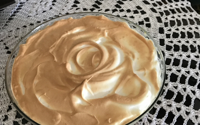 Chico balanceado com banana