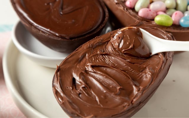 Ovo de Páscoa vegano recheado de brigadeiro sem lactose