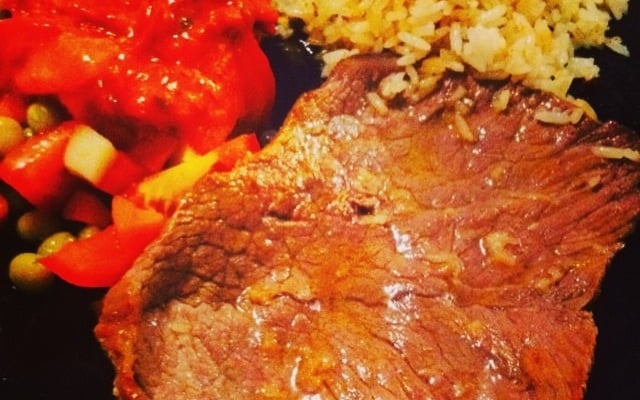 Picanha amanteigada com salada de bruscheta