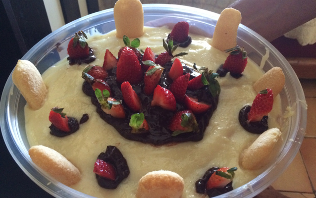 Pavê de chocolate com biscoito champagne