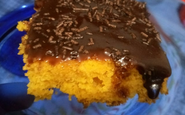 Bolo de cenoura com calda de chocolate