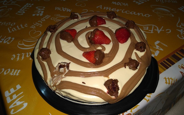 Bolo de creme de avelã com leite em pó