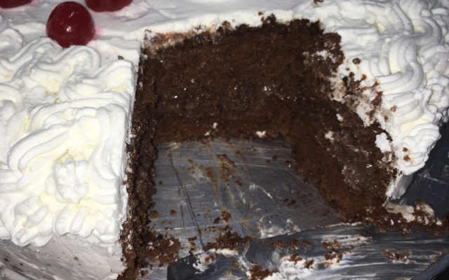 Pão de ló de chocolate com recheio e cobertura