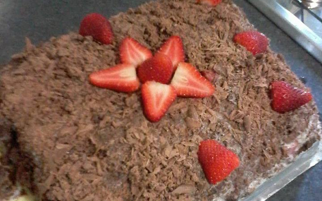 Bolo de morango com raspas de chocolate