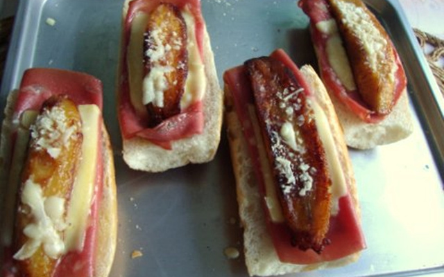 Pão com presunto, queijo e banana da terra ao forno