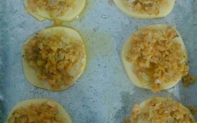 Polenta à manteiga com cenoura e cebola