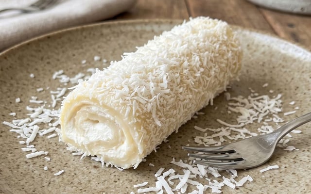 Nuvem de coco enrolada com recheio de chantilly