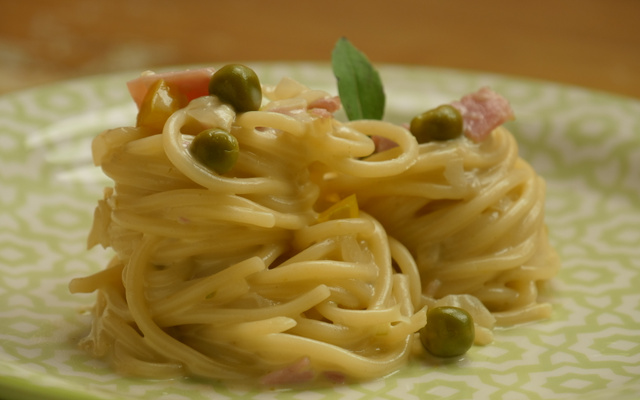 Macarrão com molho de requeijão e maionese