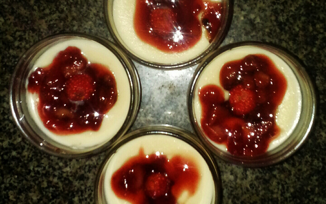 Creme inglês com geleia de morango