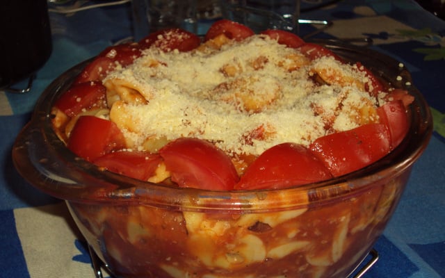 Macarrão Capeletti ao molho de tomate.