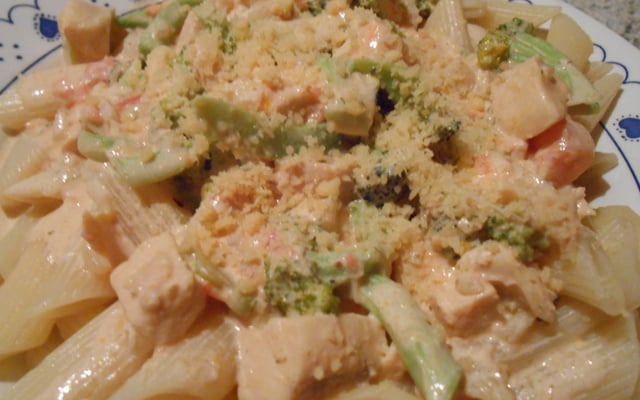 Penne ao molho de frango com brócolis