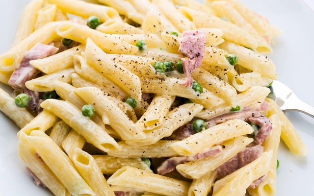 Penne ao molho branco à parisiense com presunto e ervilha