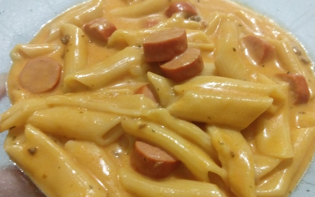 Macarrão com salsicha na pressão da Simone