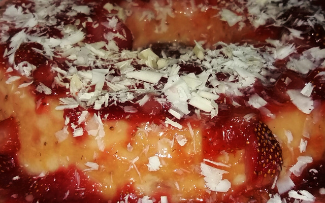 Pudim de chocolate branco com calda de morango