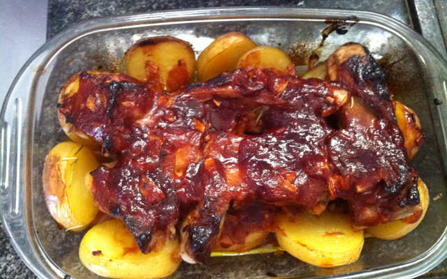 Costelinha de porco com barbecue e batatas