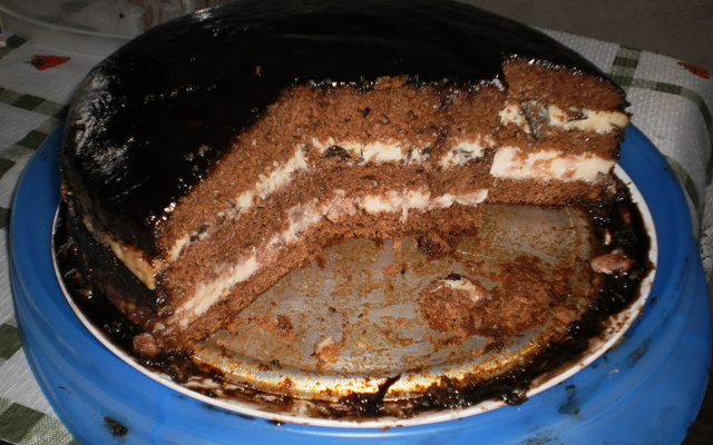 Torta de pão de mel com recheio de morango e ameixa preta