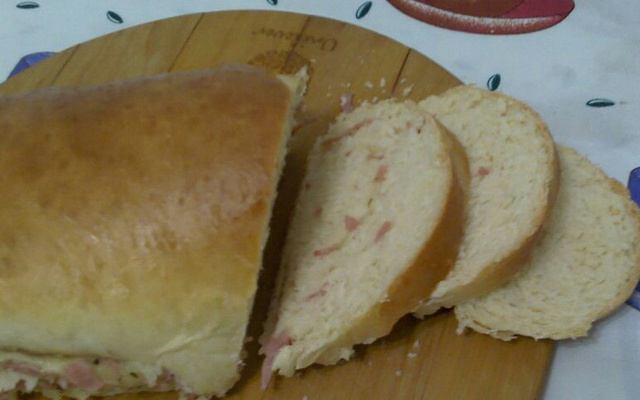Pão recheado com presunto e queijo