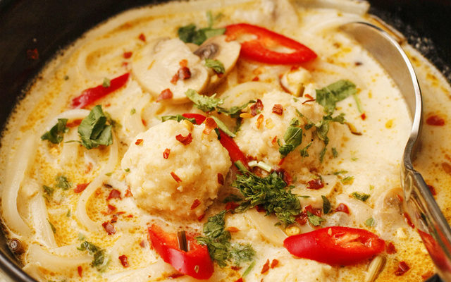 Filé de merluza assado com leite de coco