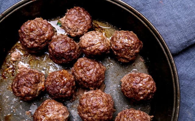 Almôndegas rápidas com creme de cebola