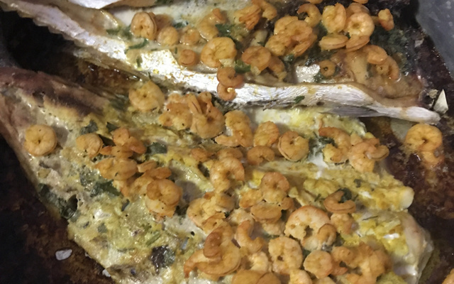 Peixe assado com farofa de camarão