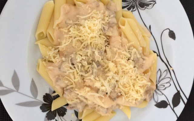 Penne ao molho branco com iscas de filé mignon e champignon