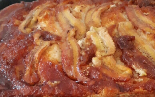 Bolo invertido de banana caramelada de liquidificador