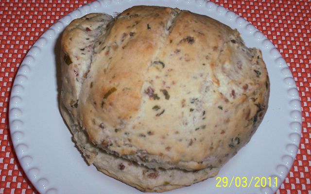 Pãozinho italiano caseiro com salame, azeitonas e ervas frescas