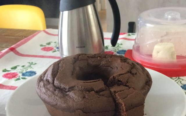 Bolo de chocolate integral com cobertura