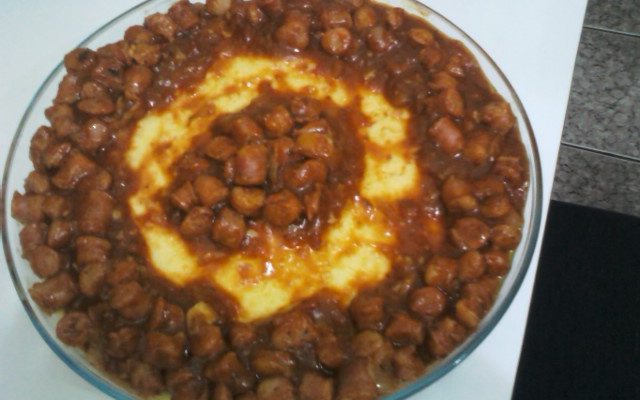 Angu com molho de linguiça  do Hamilton