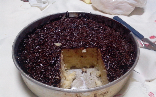 Bolo simples com recheio de chocolate